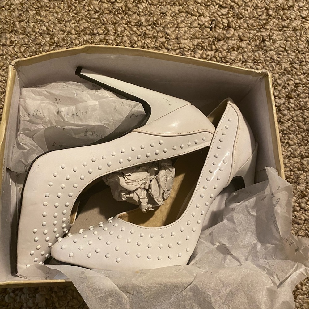White pumps - Picture 3 of 3